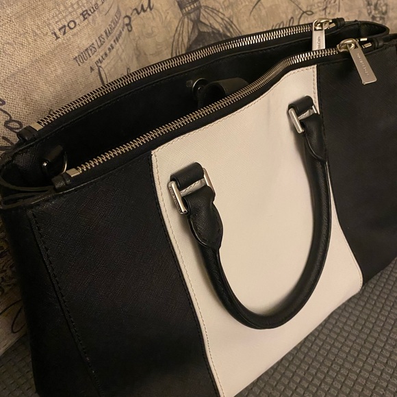 Michael Kors Purse. Amazing condition. - Picture 4 of 5